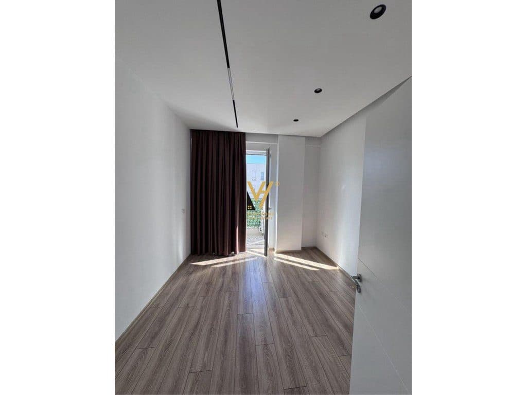 JEPET ZYRE 110 M2 ME QIRA TE KOMUNA E PARISIT 900 EURO