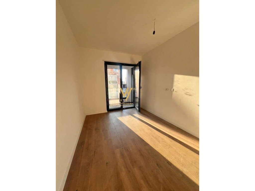 JEPET ZYRE 75 M2 ME QERA TE KOMUNA E PARISIT 600 EURO
