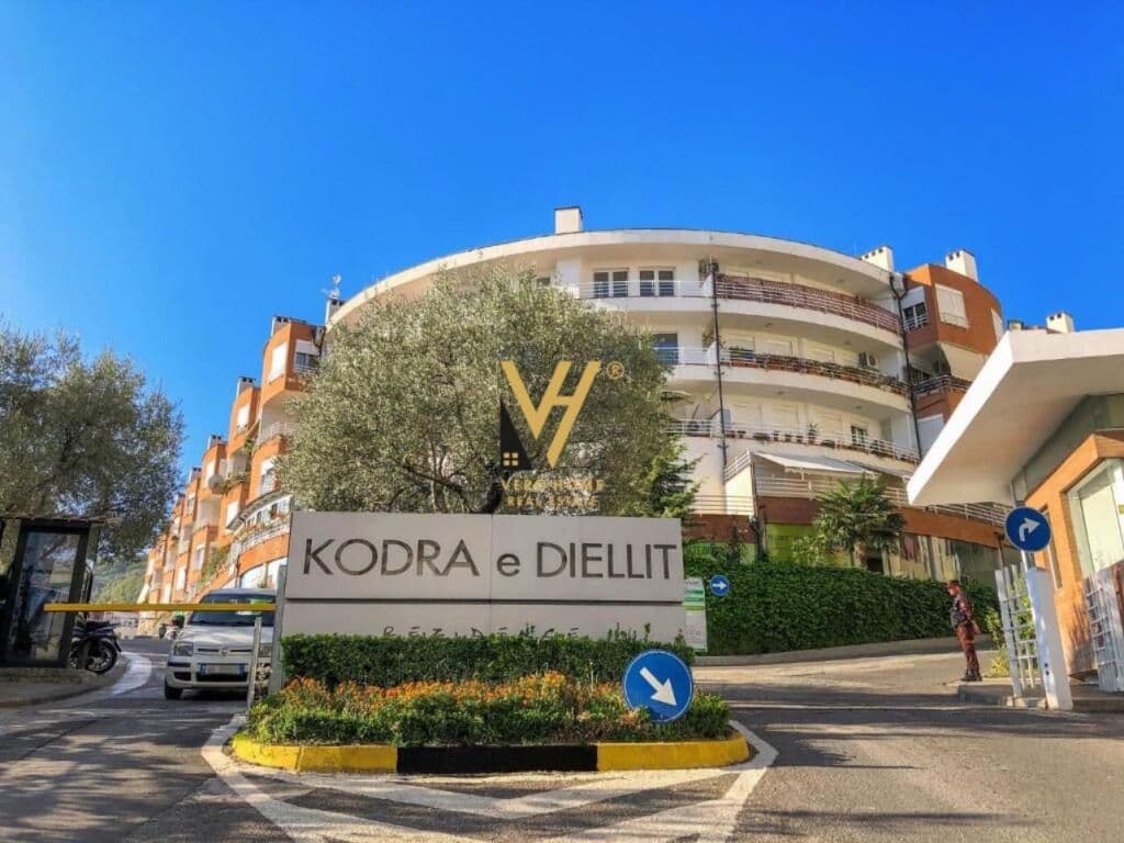 Shitet Apartament Duplex 1+1+2 te Kodra e Diellit 110 m2