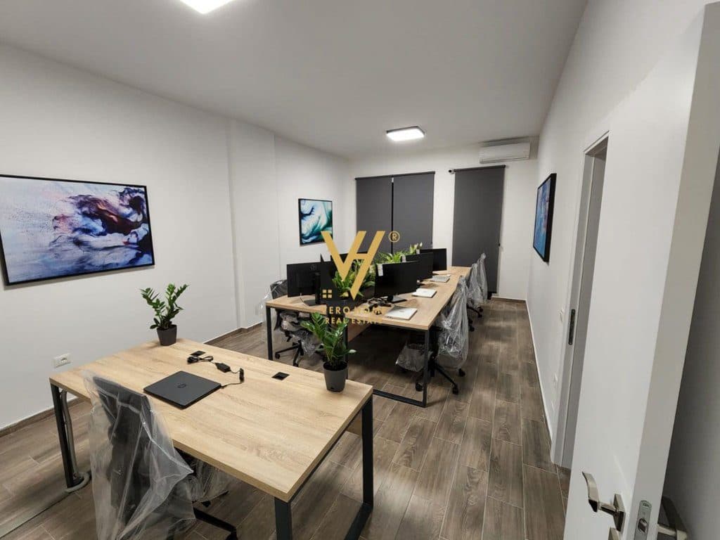 JEPET ZYRE 230 M2 ME QIRA TE RRUGA E KAVAJES 260.000 LEKE 1