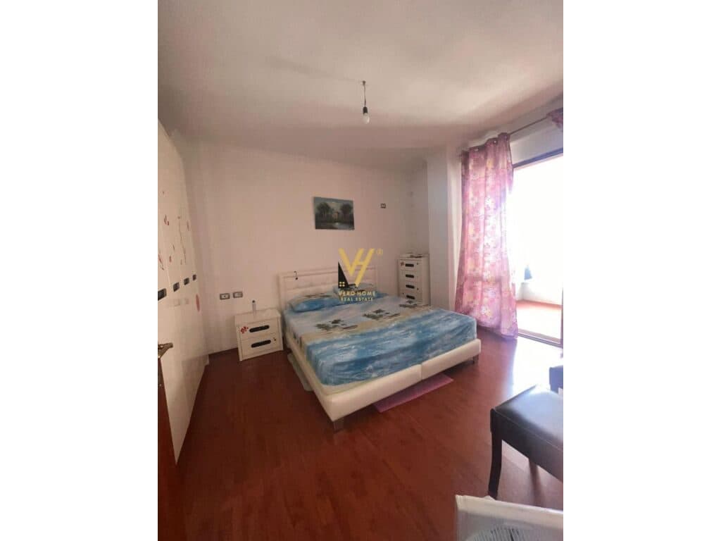 Shitet Apartament 3+1+2+ballkon ne Misto Mame , Pallatet Cabej 110 m2
