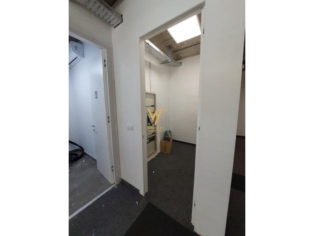 JEPET ZYRE 370M2 ME QERA TE RRUGA E KOSOVARVE 6.600 EURO 4