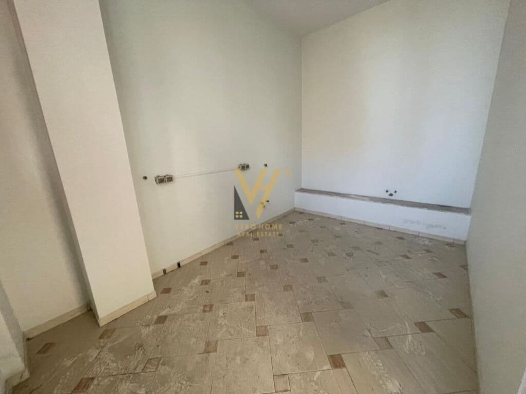 Jepet zyre me qera te Rruga Bardhyl 230 m2 4
