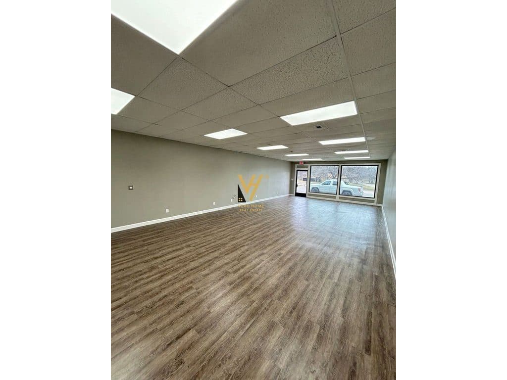 JEPET AMBIENT BIZNESI 190 M2 TE RRUGA E BARRIKADAVE 4.000 EURO 1