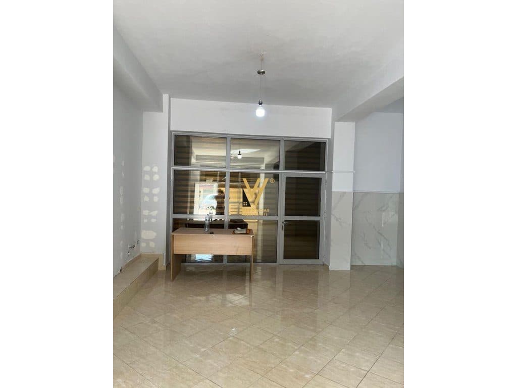 JEPET AMBIENT BIZNESI 30 M2 ME QIRA TE RRUGA E DURRESIT 50.000 LEKE