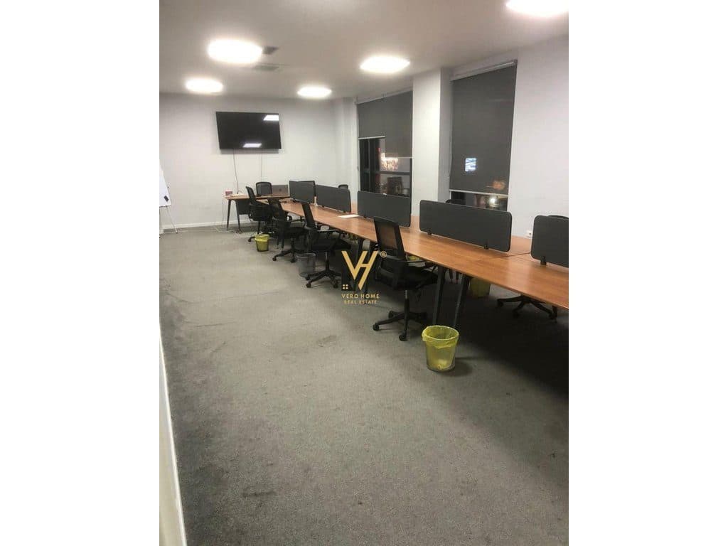 JEPET ZYRE 455 M2 ME QERA TE RRUGA HOXHA TAHSIM 5.000 EURO