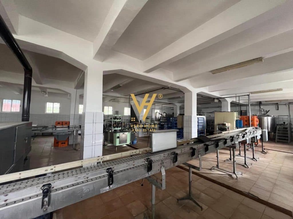 SHITET GODINE TREKATESHE 1.200 M2 NE SHKOZE 520.000 EURO 3