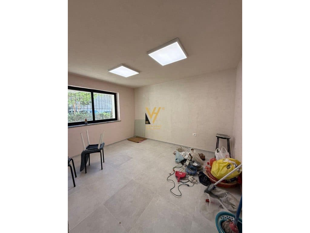 JEPET ZYRE 40 M2 ME QERA TE MOZAIKU I TIRANES 45.000 LEKE