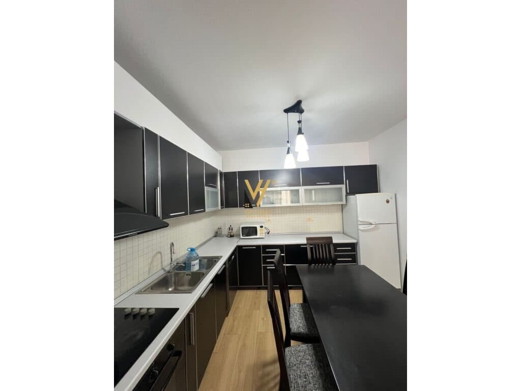 Jepet Apartament 2+1+ballkon me qera te Stadiumi Dinamo , Ujvara 100 m2