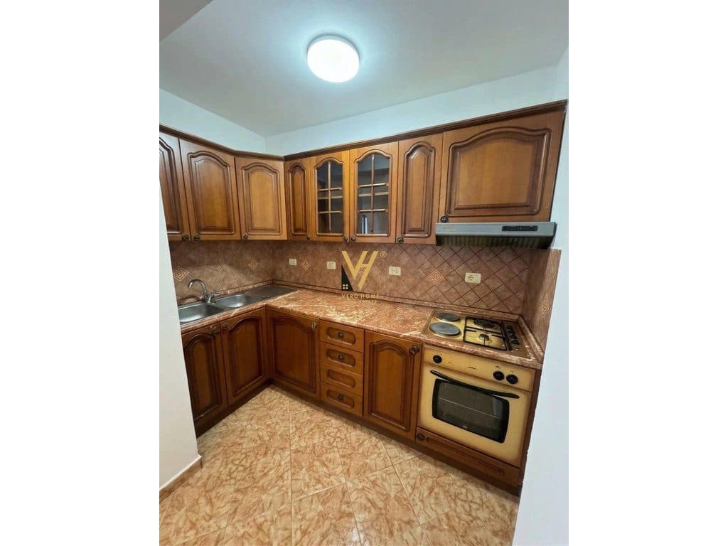 JEPET APARTAMENT 1+1+BLK ME QERA NE KINOSTUDIO 40.000 LEKE