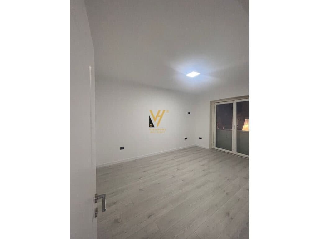 Jepet zyre me qera te Rruga Myslym Shyri 120 m2 4
