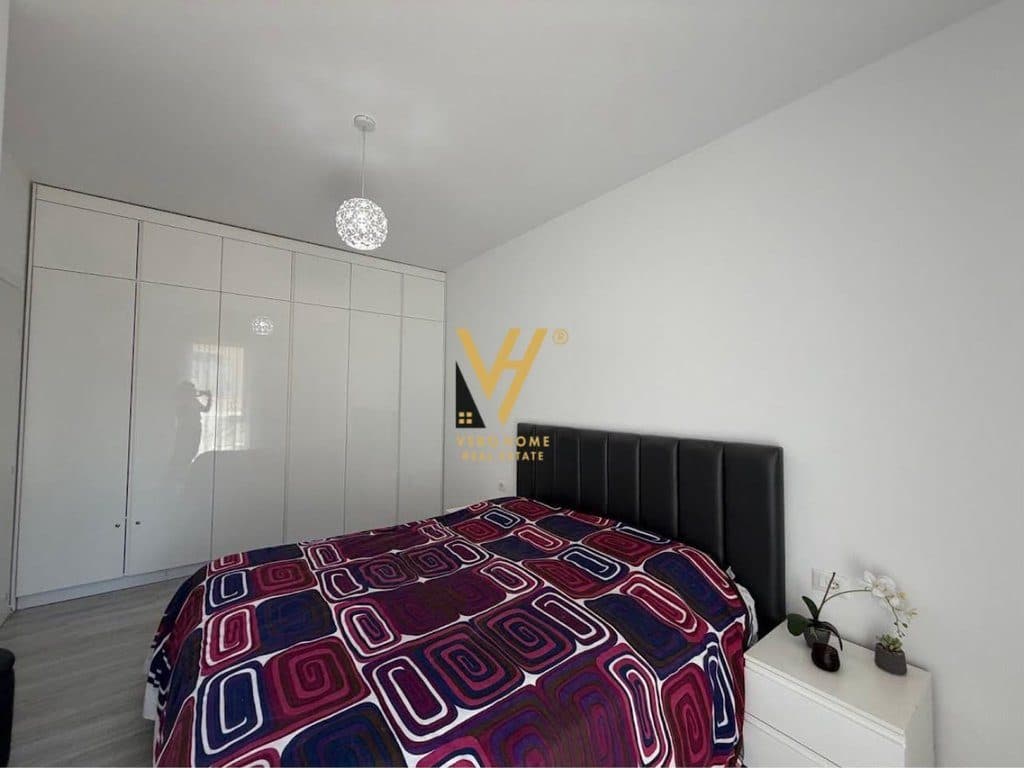 JEPET APARTAMENT 1+1+BLK ME QERA TE RRUGA E BARRIKADAVE 75.000 LEKE 3