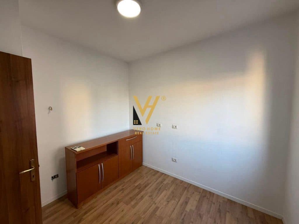 JEPET ZYRE 100 M2 ME QIRA TE RR.MARKO BOCARI 150.000 LEKE 4