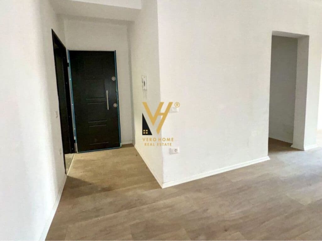 Jepet Zyre me qera prane Pazarit te Ri 77 m2 2