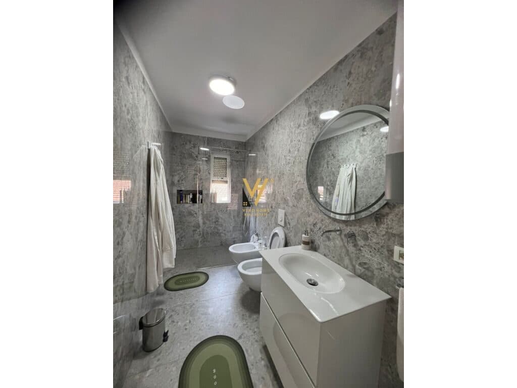 Shitet Vile Tre kateshe te Rruga 5 Maji 216 m2 3