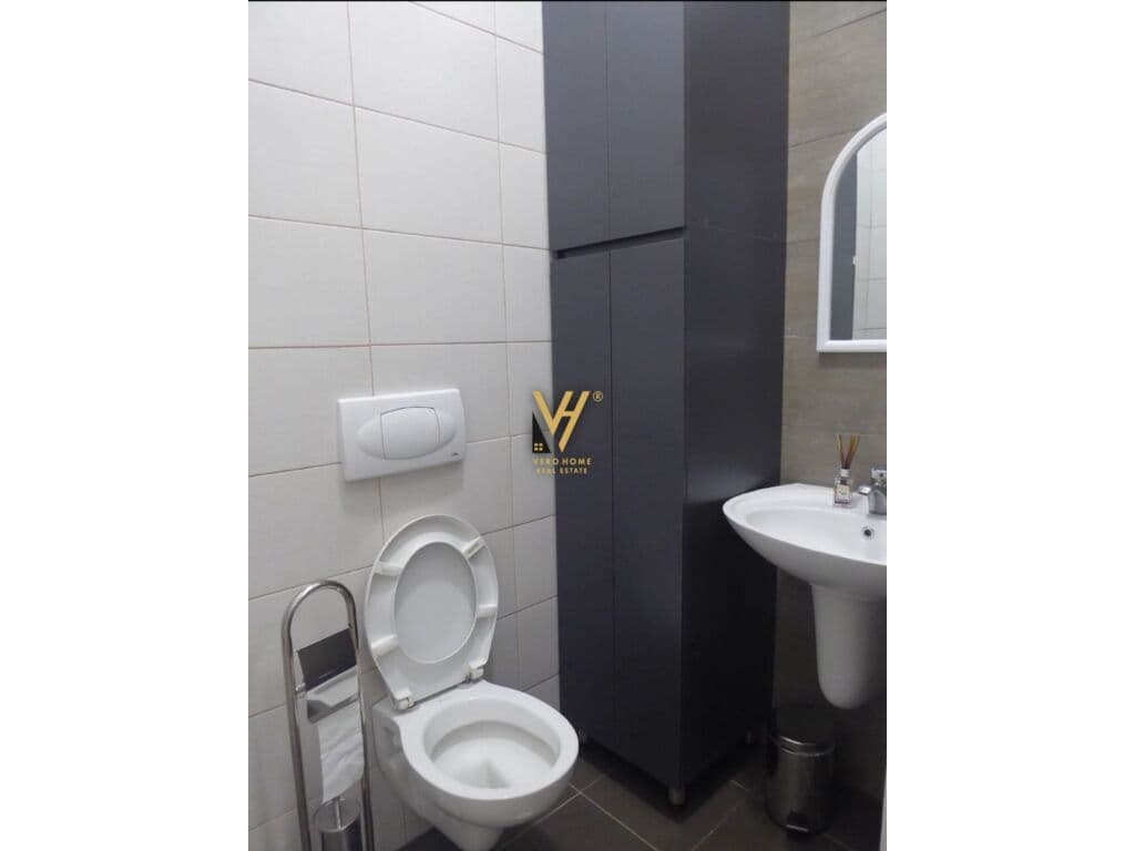 Jepet zyre me qera te Qendra 144 m2 2