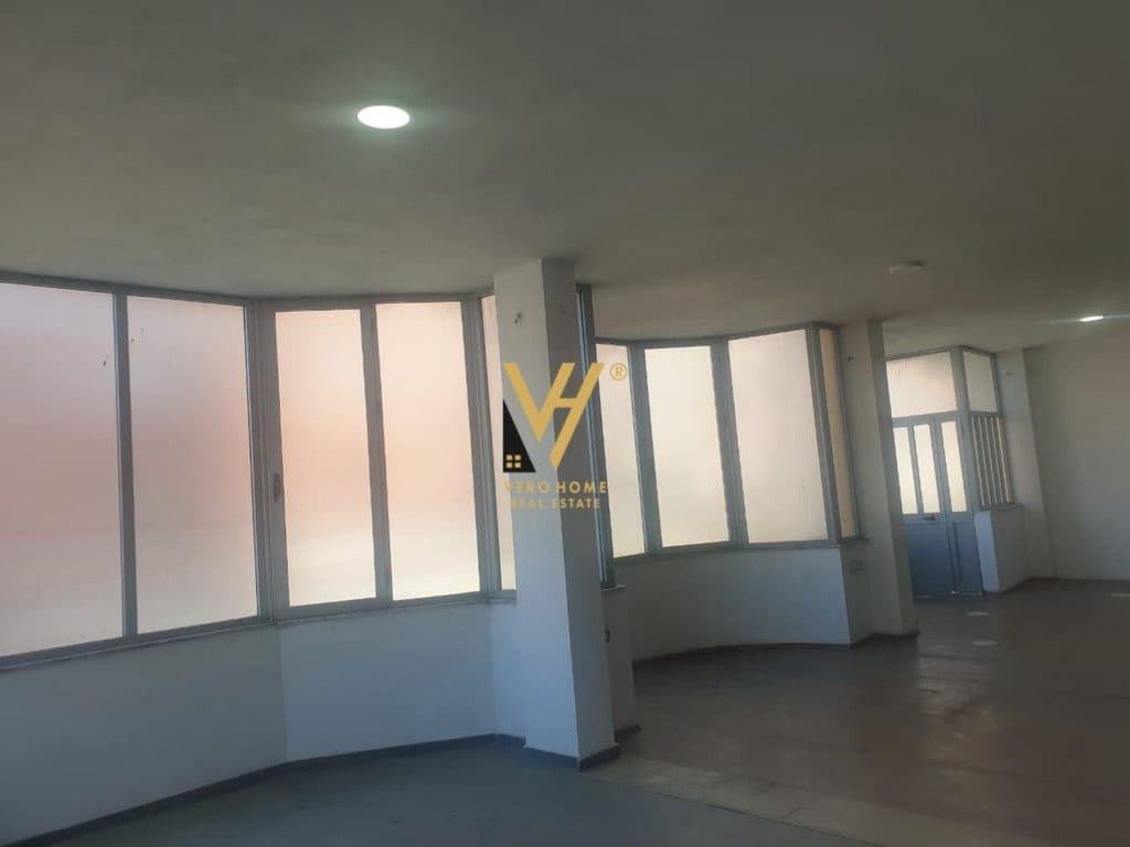 JEPET ZYRE 170 M2 ME QERA NE ASTIR 60.000 LEKE 2
