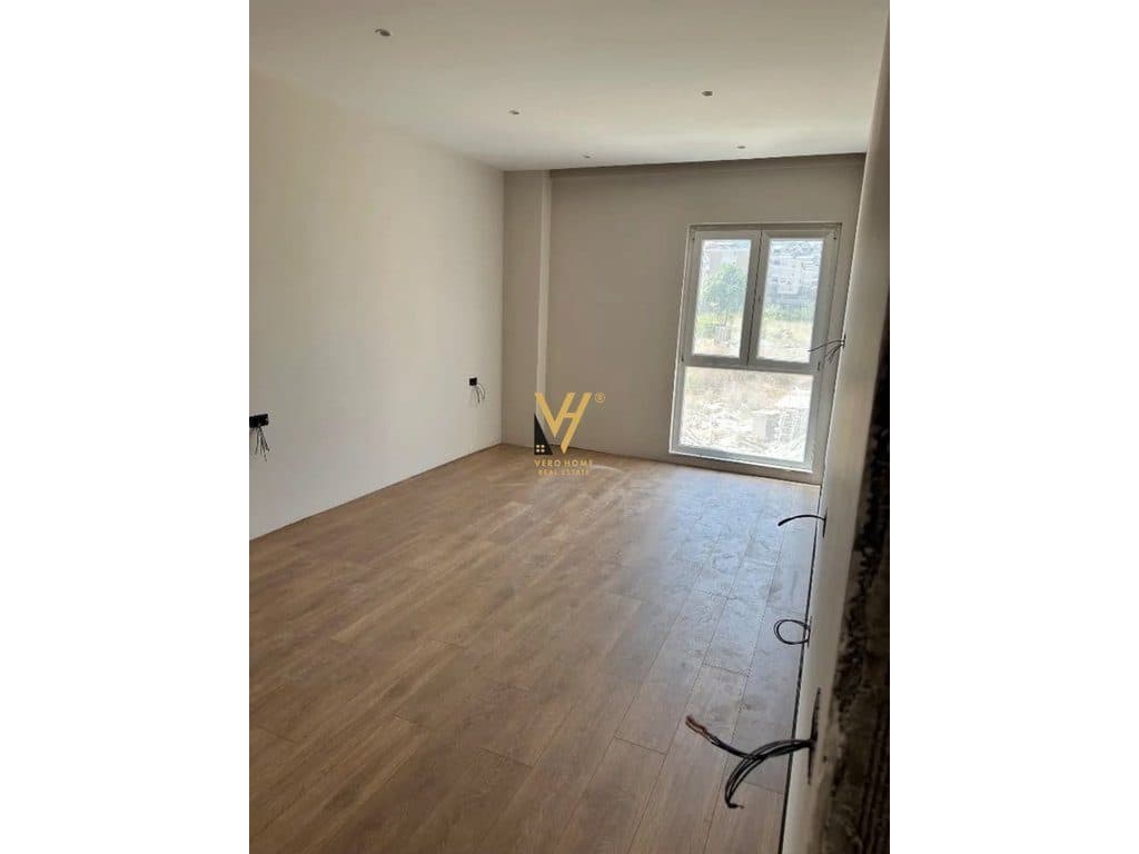 JEPET AMBIENT BIZNESI 117 M2 ME QIRA TE KOMUNA E PARISIT 1.700 EURO 2