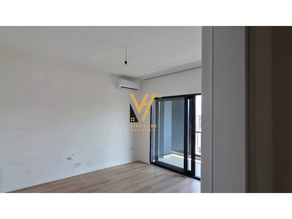 JEPET ZYRE 358 M2 ME QERA TE RRUGA E BARRIKADAVE 550.000 LEKE