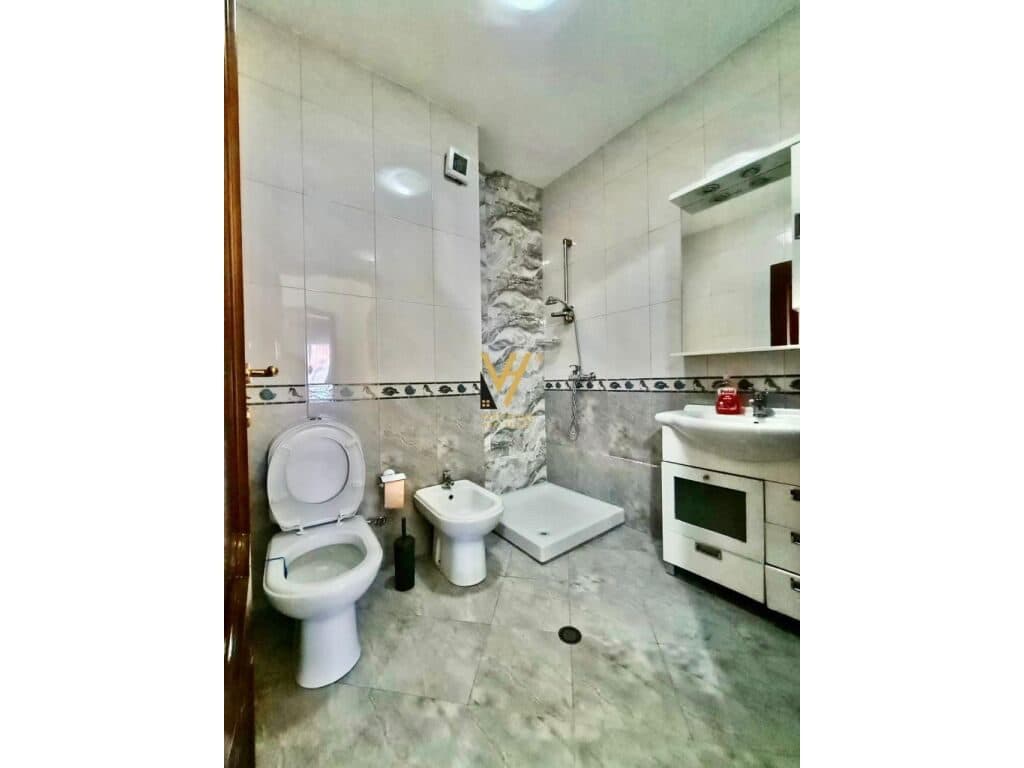 Jepet Apartament 3+1+2+ballkon me qera ne Qender 126 m2