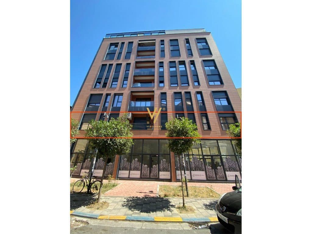 JEPET ZYRE 200 M2 ME QIRA TE RRUGA E BARRIKADAVE 2.700 EURO 1
