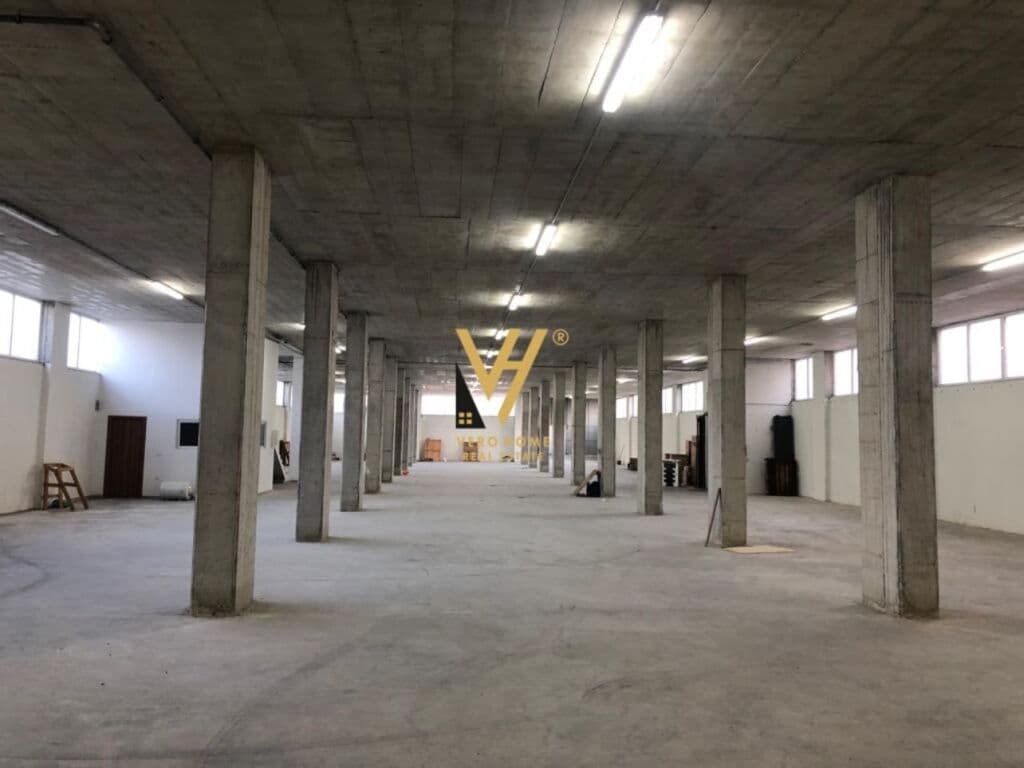 Jepet Magazine me qera te Autostrada Tirane-Durres 1300 m2 2