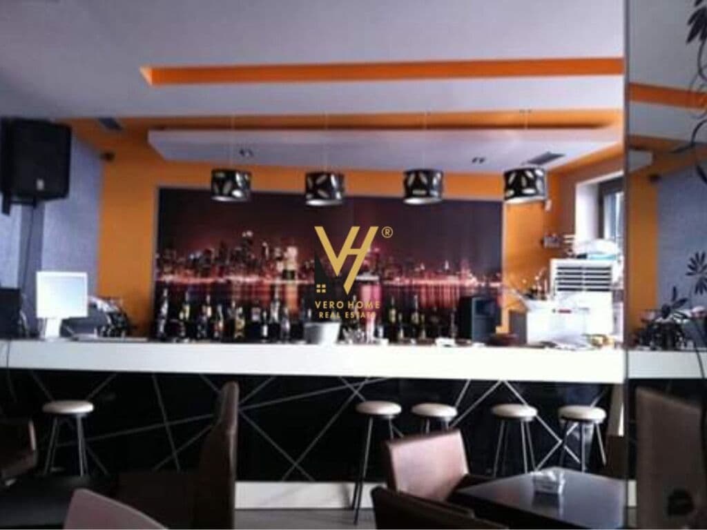 Shitet bar-kafe te Rruga 3 Deshmoret 74 m2