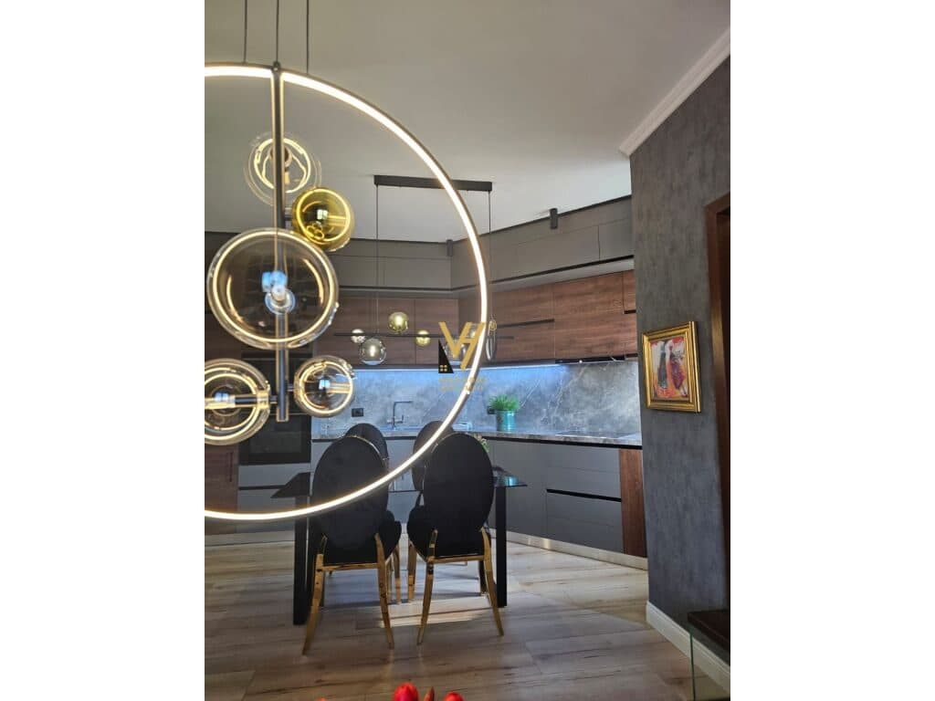 Shitet Apartament 2+1 te Kompleksi Usluga, Stacioni i Trenit 100 m2 2