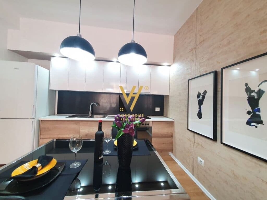 Jepet Apartament 1+1 me qera te 21 Dhjetori 80 m2