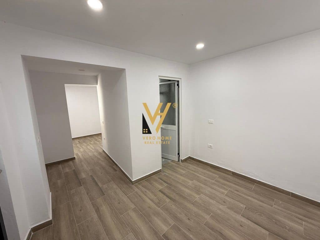 JEPET AMBIENT BIZNESI 60 M2 ME QIRA TE TREGU ELEKTRIK 800 EURO 2