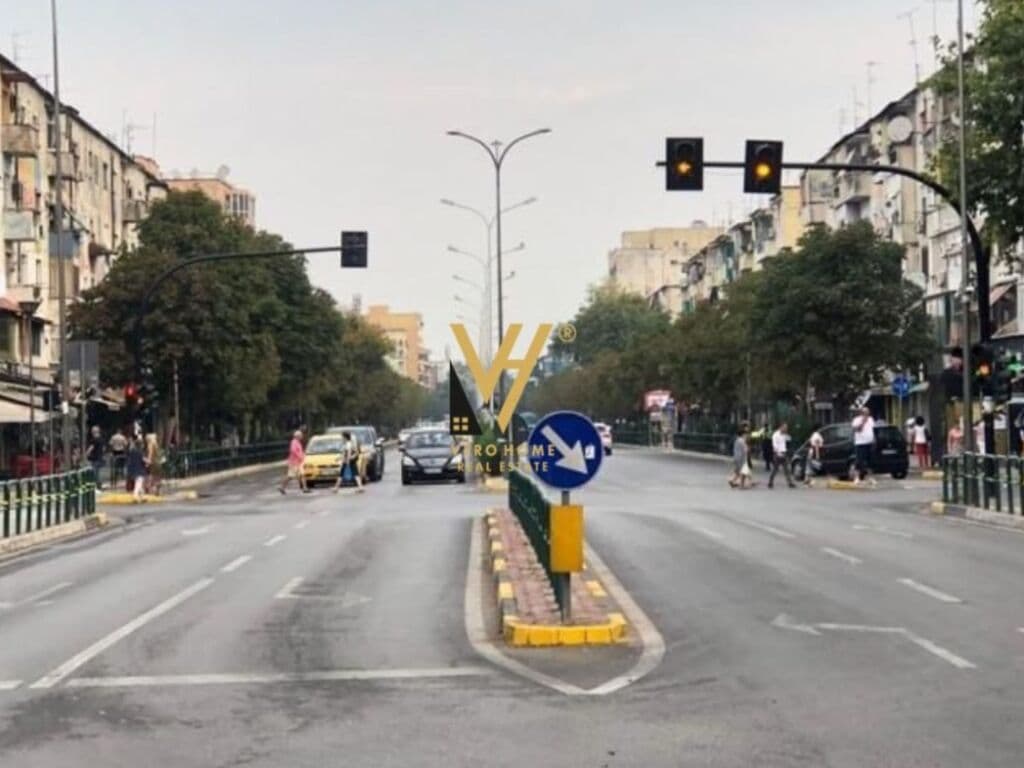 Shitet dyqan te kryqezimi Vasil Shanto 100 m2
