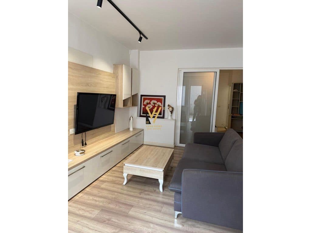 JEPET APARTAMENT 1+1 ME QERA TEK RRUGA E BARRIKADAVE 50.000 LEKE