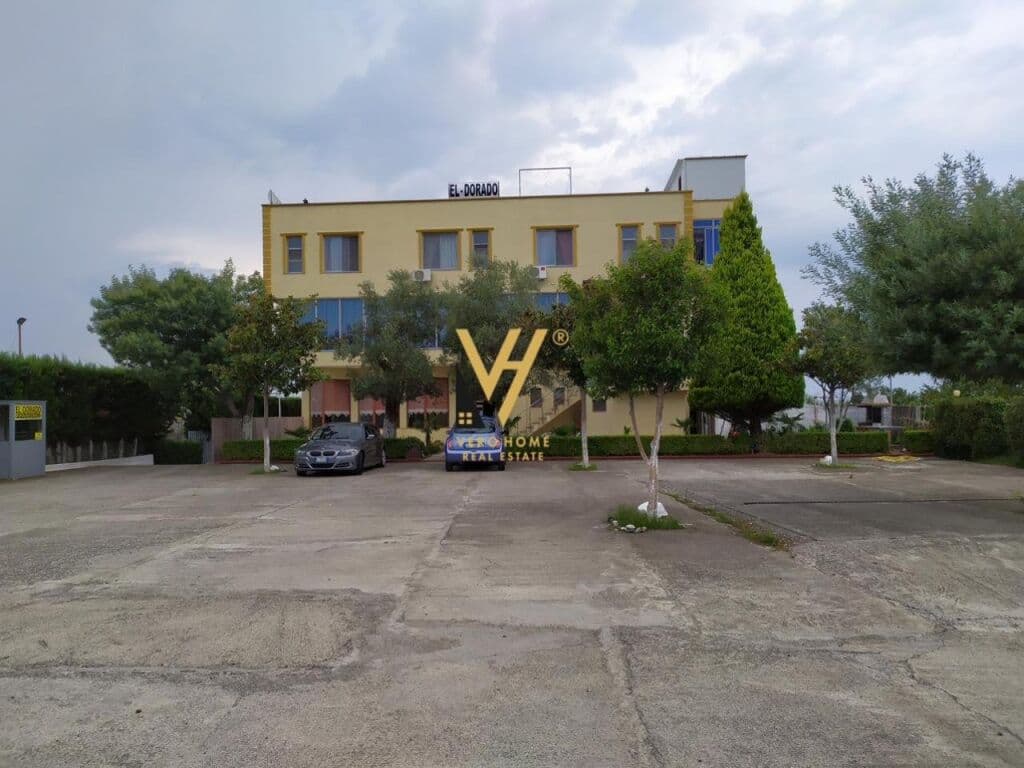 Shitet Hotel tre Kateshe edhe Truall ne Lezhe 600 m2