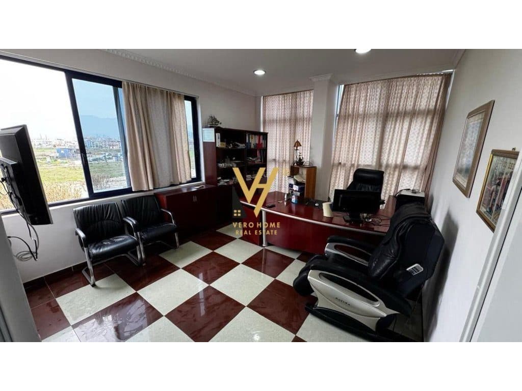 JEPET AMBIENT 1.250 M2 ME QERA NE SHARRE 3.200 EURO