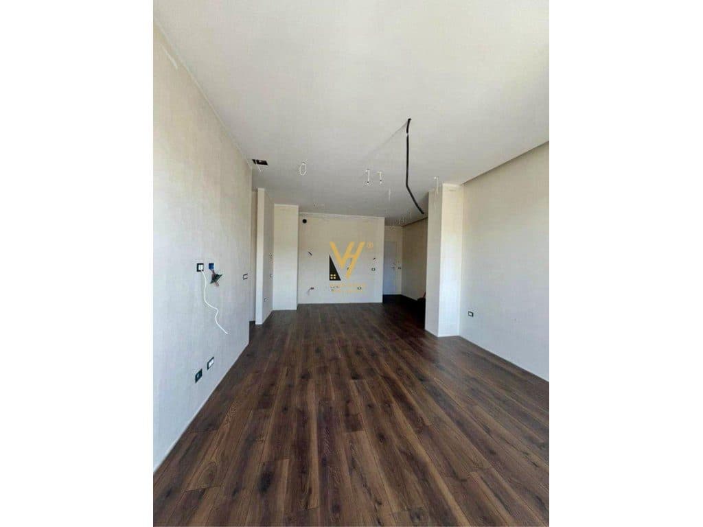 JEPET ZYRE 95 M2 ME QIRA TE KOMUNA E PARISIT 1.000 EURO 4