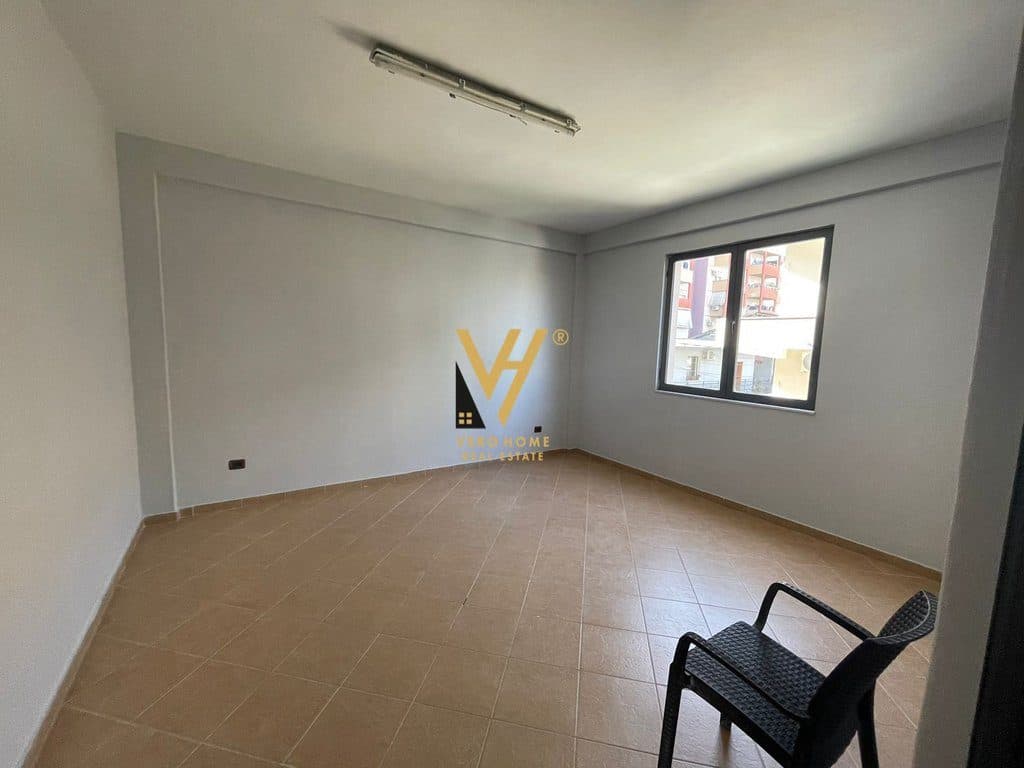 JEPET AMBIENT BIZNESI 209 M2 ME QERA NE ASTIR 1.500 EURO 3