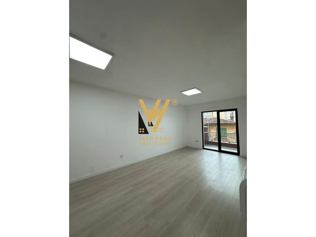 JEPET ZYRE 96 M2 ME QERA TE MYSLYM SHYRI 700 EURO