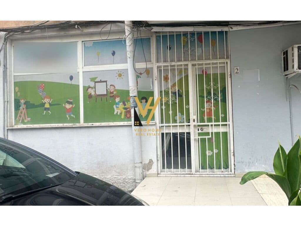 Shitet Dyqan te Rruga e Atjonit 60 m2
