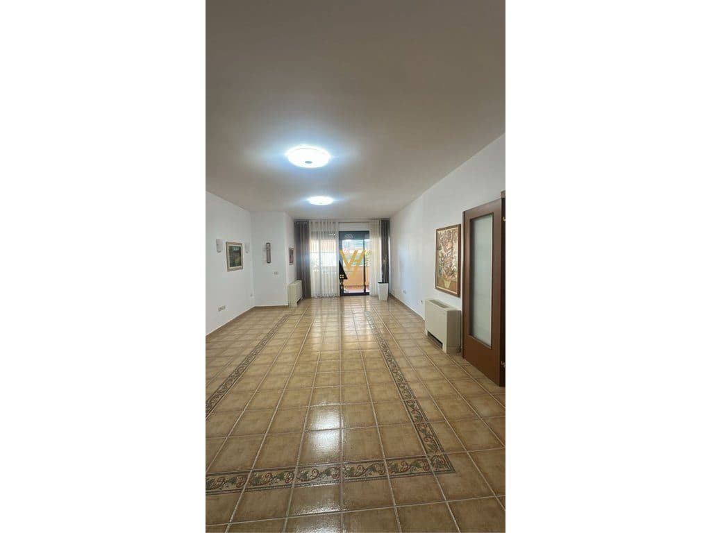 JEPET ZYRE 100M2 ME QERA NE BLLOK 1.300 EURO 2