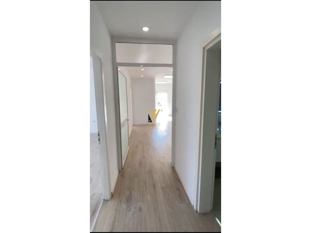 Shitet Apartament 4+1+2 te Sheshi Willson 180 m2 1