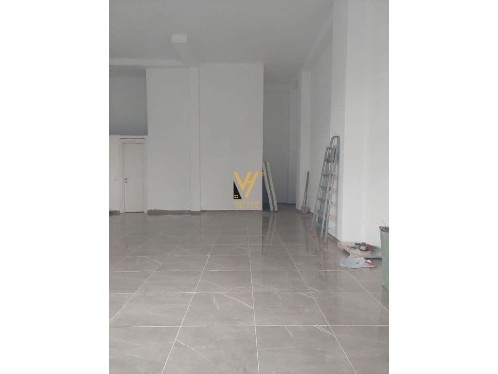 Shitet Dyqan te Medreseja 63 m2 1