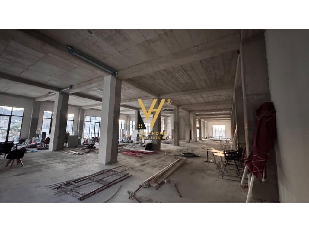 JEPET GODINE DY KATESHE 1.900 M2 ME QERA TE AUT. TR-DR 7.000 EURO