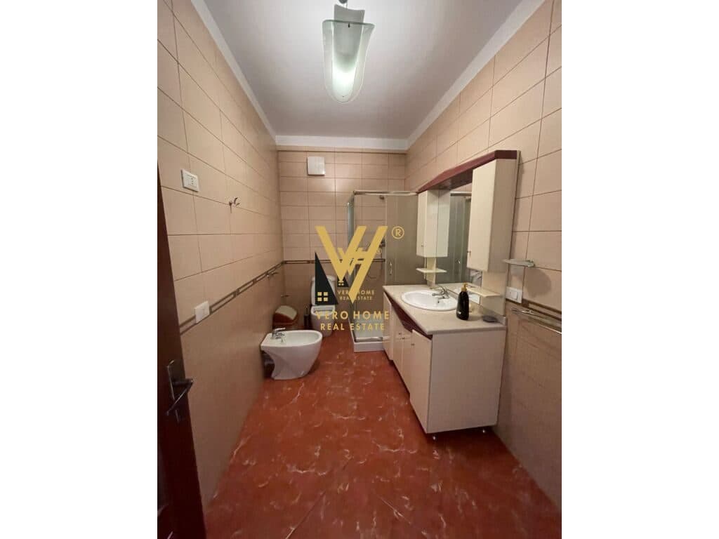 JEPET ZYRE 98 M2 ME QERA TE RRUGA E BARRIKADAVE 1.000 EURO 3