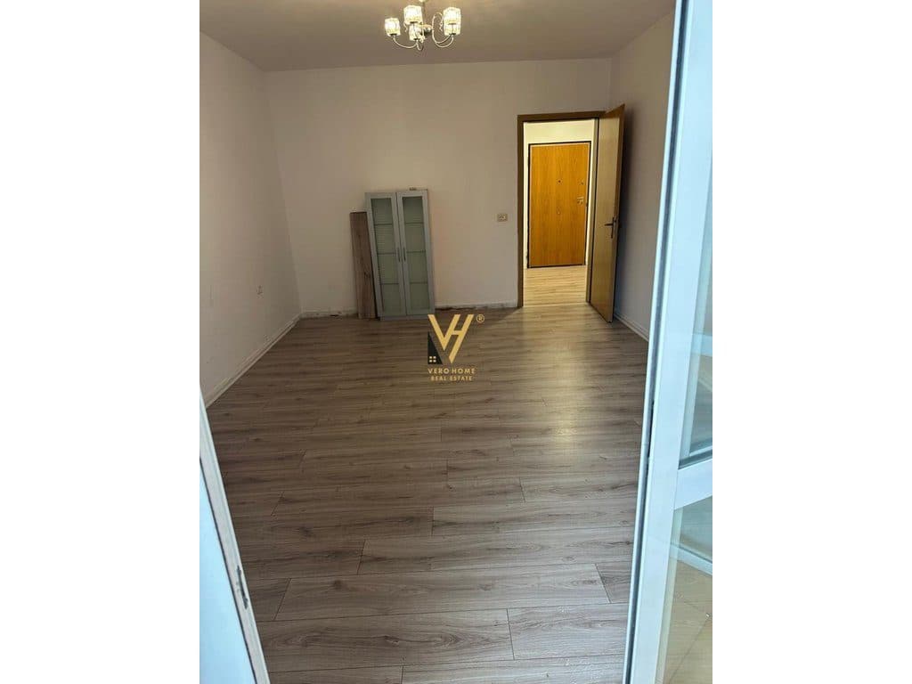 JEPET AMBIENT 130 M2 ME QERA TE ISH EKSPOZITA 600 EURO