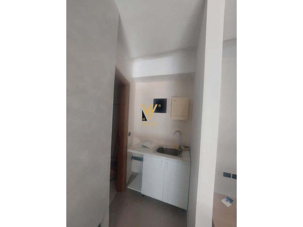 JEPET ZYRE 40 M2 ME QERA TE PAZARI I RI 50.000 LEKE 3