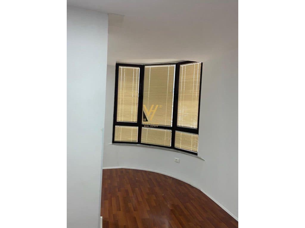 JEPET ZYRE 120 M2 ME QERA TEK BLLOKU 1.500 EURO 4