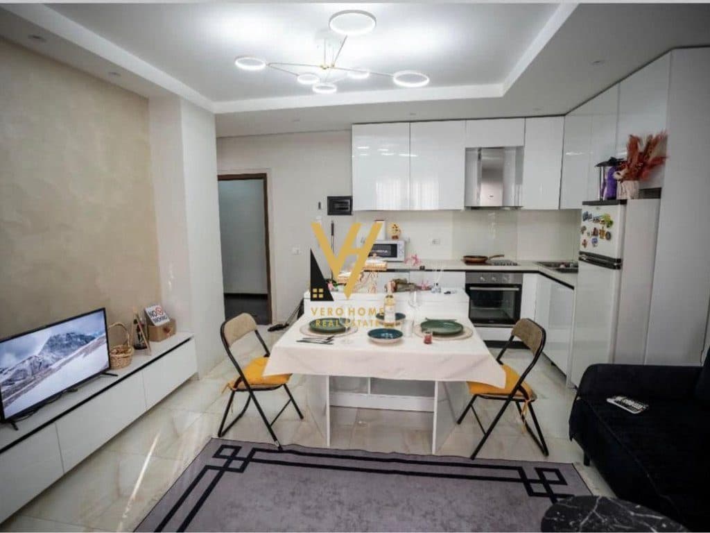 JEPET APARTAMENT 1+1+BLK ME QERA TE 21 DHJETORI 60.000 LEKE 2