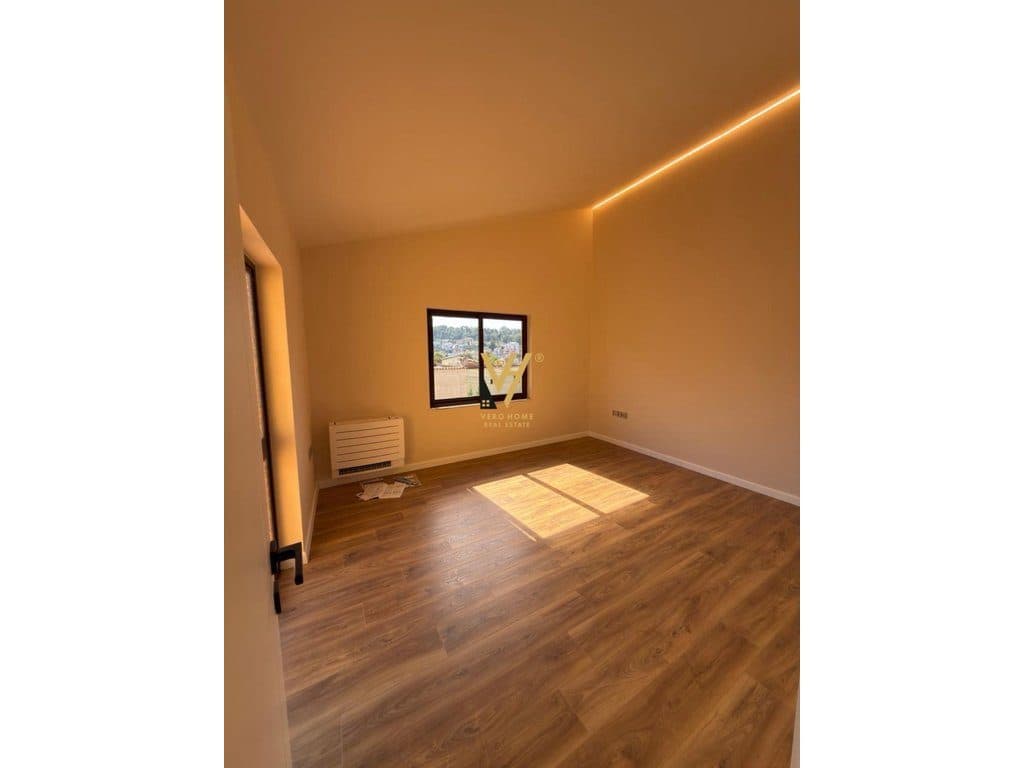 JEPET HYRJE 4+1+2 ME QERA TE VILAT GJERMANE 1.900 EURO 2