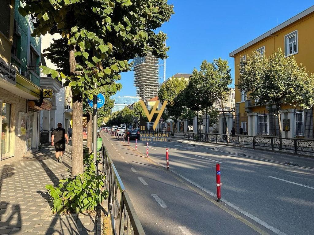 JEPET ZYRE 65 M2 ME QERA TE RRUGA E DURRESIT 450 EURO