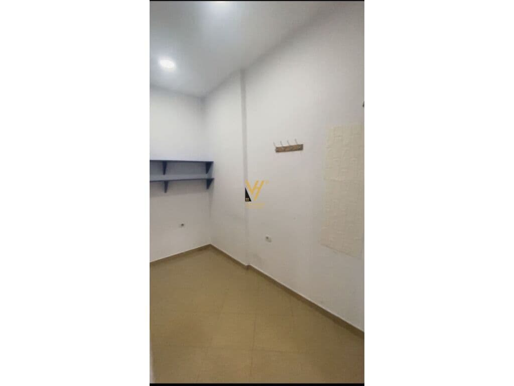 Jepet dyqan dublex me qera te Komuna e Parisit 52 m2